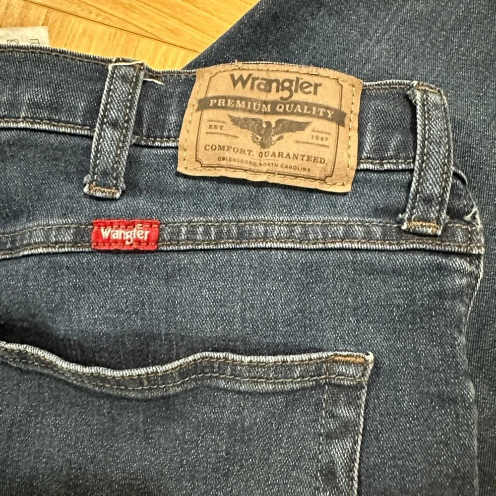Wrangler Men's Deep Blue Relaxed Jeans